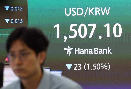 "숨만 쉬어도 비용이 늘어나요"…고환율에 우는 유학생·여행객