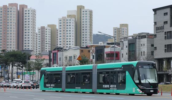 전국 첫 3칸 굴절차량 대전 도심 달렸다…안전성·적합성 점검