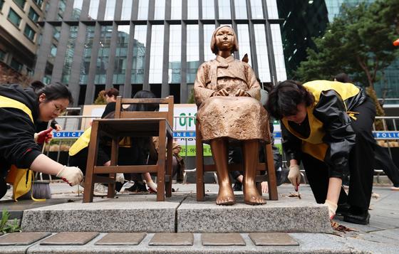 6년 만에 철창 밖 나온 소녀상…"감옥같은 펜스, 또 들어가야 하다니" 