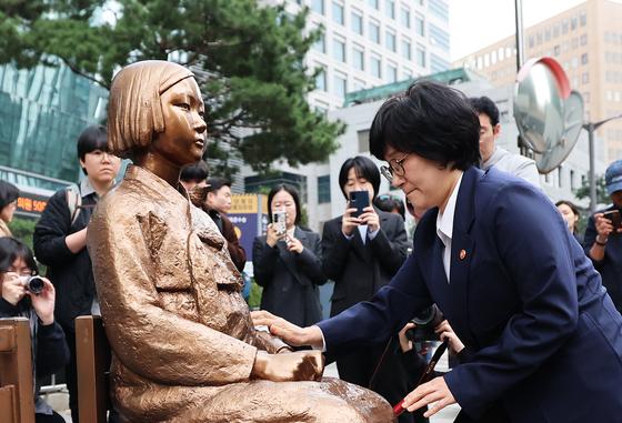 약 6년 만에 펜스 걷은 소녀상에 성평등부 장관 깜짝 방문