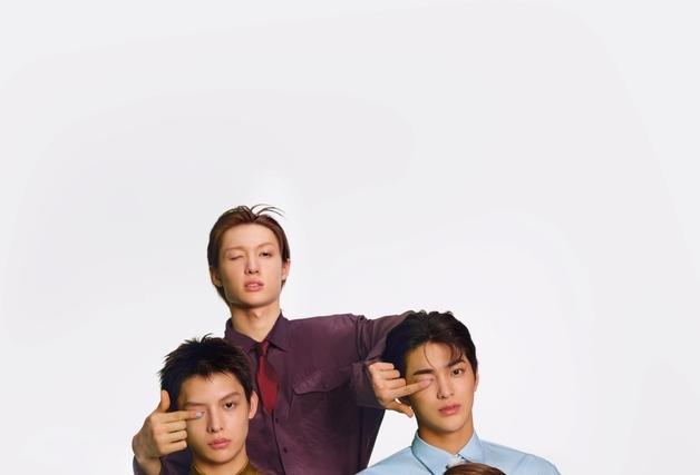 슈트 입은 코르티스라니…英 매거진 디지털 커버 장식