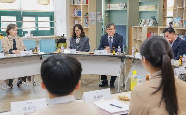 전북교육감 권한대행, 정읍 샘고을중 방문…독서인문교육 활성화 모색