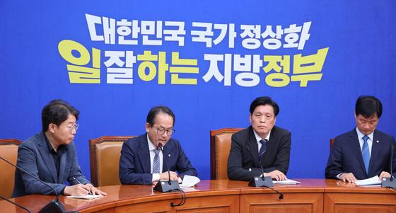 與, 김관영 사태 등 공천 잡음…국힘·혁신당 거센 견제구에 '표정관리' 