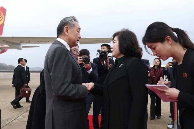 中은 '북한 당기기'에 적극적…北은 '미지근' 혹은 '전략적 자제'