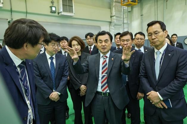 국방장관, LIG D&A 현장방문…중동 방산 공급망 점검