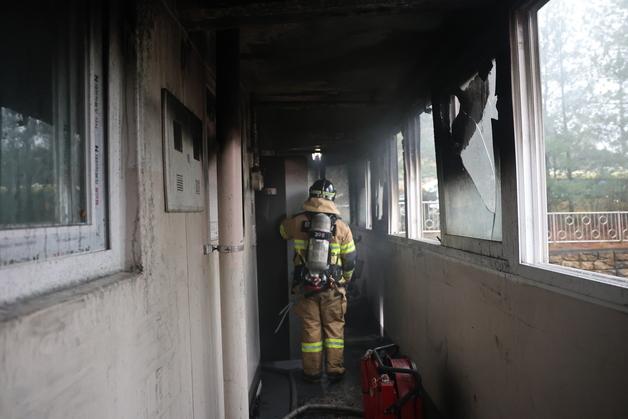 제천 하소동 아파트서 화재…1명 연기흡입, 80여명 대피