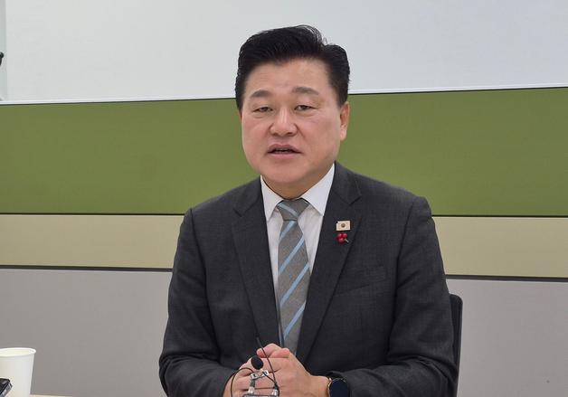 '대납 의혹' 민주당 신용한 후보 사건 속도…사흘만에 고발인 조사