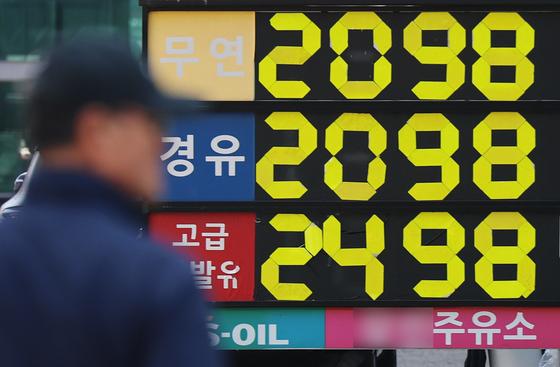 李대통령 "석유최고가 반론 일리" 지적에…당정, 4차 가격 인상 검토