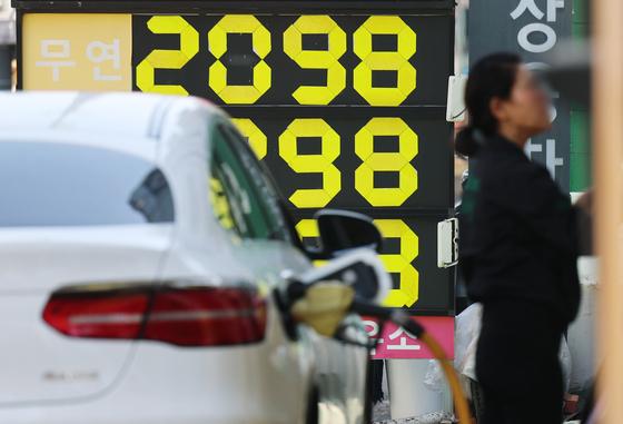 정부 "최고가격제 시행 후 유류 소비↓…특사단 확보 원유 6월부터 도입"(종합)