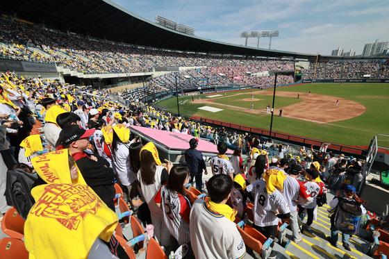 프로야구 역대 최소 117경기 만에 200만 관중 돌파