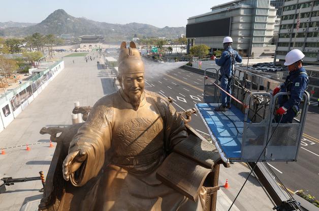 [뉴스1 PICK]'임금님 시원하시죠?'...광화문 세종대왕 동상 세척