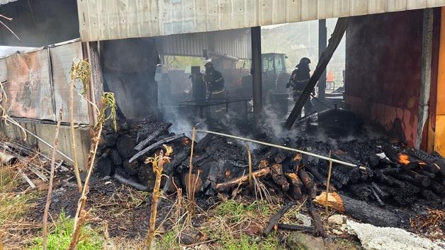 경주 서면 농가 창고 화재…30대 남성 1명 화상·농기계 소실