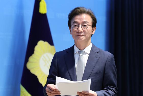 전재수·한동훈 '맞고소'…"휴대폰 비번 풀라" "까르띠에 수수여부 말하라"