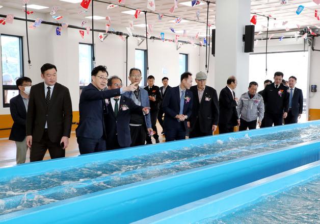 하동군, 수산물 위판장 준공…"효율적 유통 체계로 소득 증대 기대"