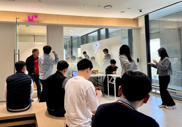 [르포] LGU+ 유심 교체 첫날 비교적 '원활'…전산 지연은 변수