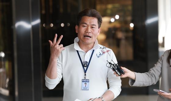 검찰 출석하며 입장 밝히는 전한길