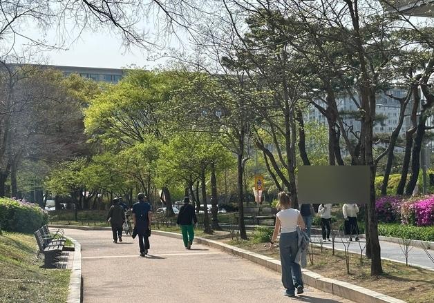 4월에 28도?…때 이른 초여름 더위에 '민소매·에어컨' 찾는 시민들