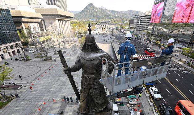 '장군님 시원하시죠?'...봄맞이 이순산장군 동상 세척