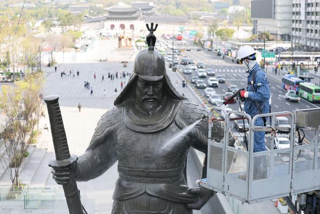 [뉴스1 PICK]물대포에도 늠름한 이순신 장군, "장군님 시원하시죠?"