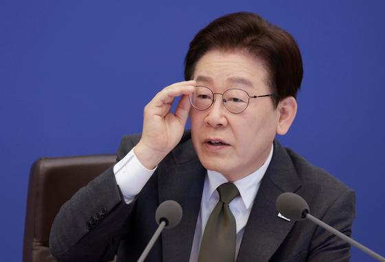 李대통령 "주사기 매점매석 엄단…혼자 잘 살면 무슨 재미, 같이 살자"