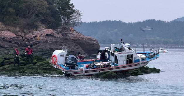 신안 앞바다서 1.78톤급 선박 좌초…4명 전원 구조