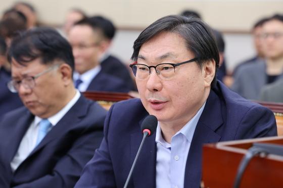 이화영 국민참여재판, '연어 술파티' 진술 신빙성 검vs변 충돌