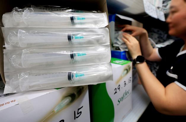 주사기 재고 4516만개인데 현장 부족?…매점매석 신고센터 첫 집계