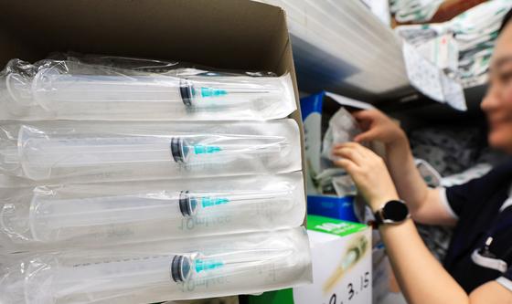 정부, '주사기·침' 매점매석 금지 고시