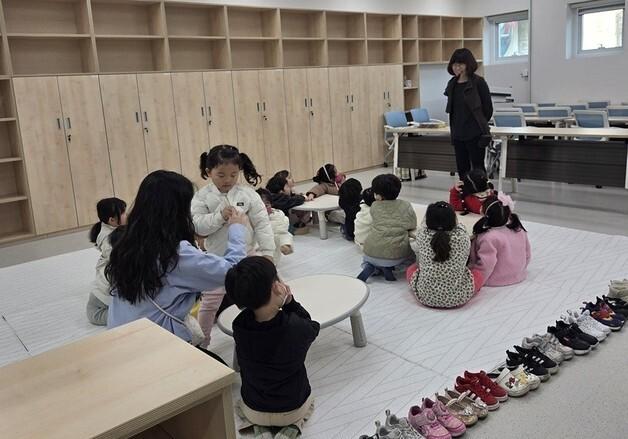 옥천군 가양도서관 어린이자료실 견학 프로그램 호응