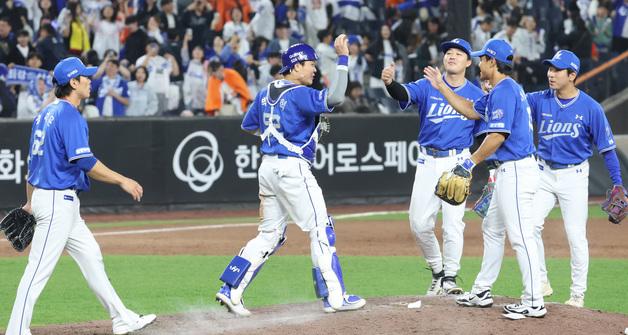 기뻐하는 삼성 '짜릿한 역전승'