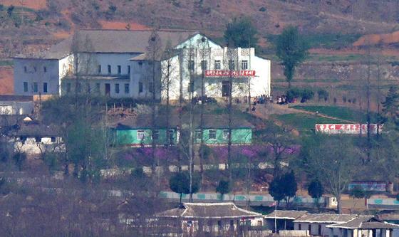 김일성 주석 생일, 문화회관에 모인 北 주민들