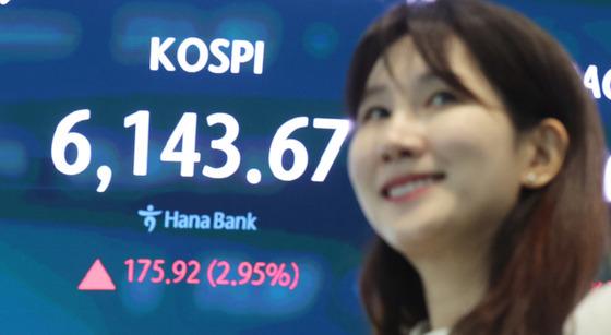[뉴스1 PICK]코스피, 3% 올라 6,100선…SK하이닉스 6% 상승세