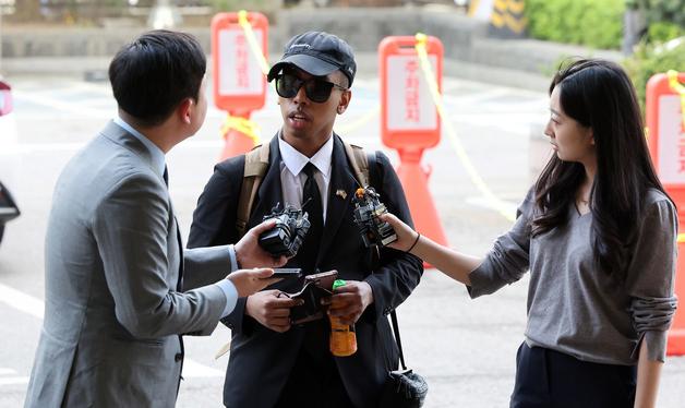 취재진 질문에 답하는 조니 소말리