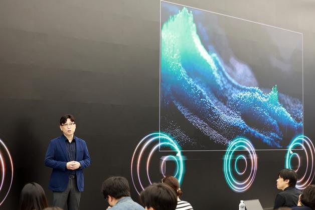 中 따돌릴 해법 찾았다…'삼성 TV=AI TV', 中 텃밭 '보급형' 맞불