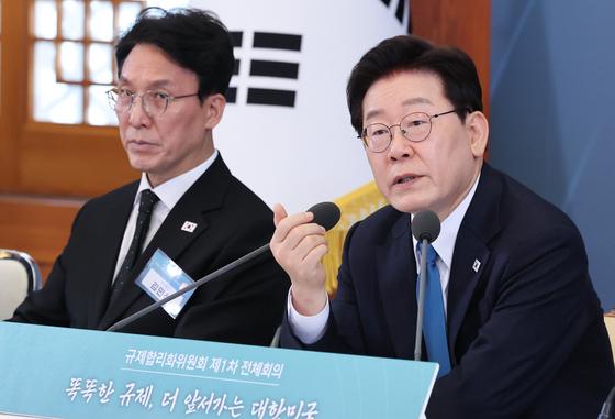 李대통령 "첨단기술 분야 네거티브 규제 전환…대규모 규제특구 만들자"