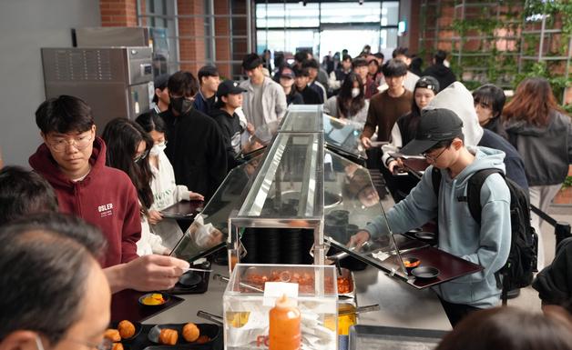 [뉴스1 PICK] "시험기간 힘내자” 아주대, 무탄과 특별한 아침 선물