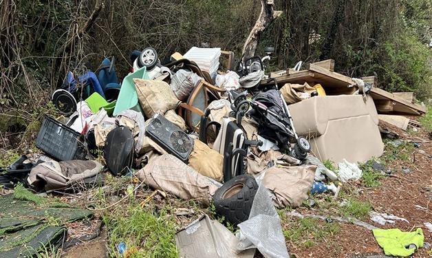 세계유산지구 제주 '만장굴', 생활폐기물로 '몸살'