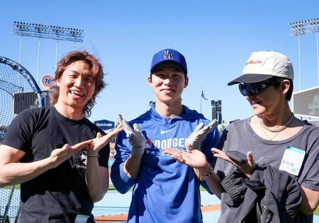 코첼라 선 빅뱅 지디·대성, LA 다저스 구장도 찾았다…김혜성과 유쾌한 만남