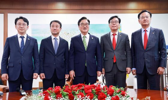 여야 원내대표단과 회동하는 우원식 의장