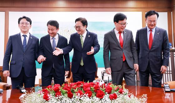 여야, 정치개혁법 17일 본회의 처리 목표…5월 국회는 6일부터