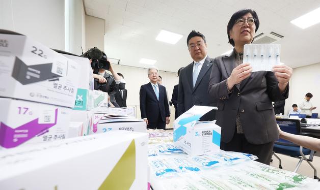 주사기 살펴보는 정은경 장관