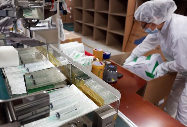 주사기 일일 생산 517만 개 돌파…고시 시행일 대비 56% 급증 