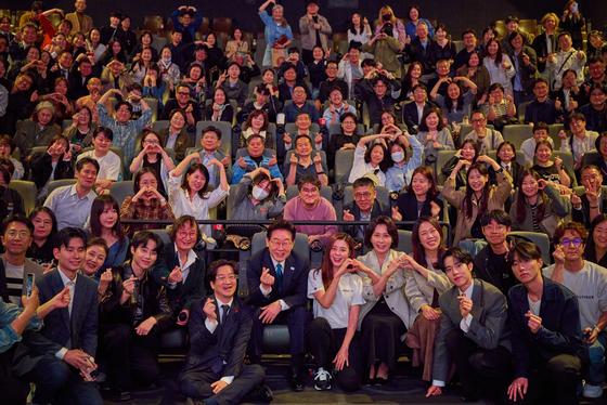 '제주 4·3' 영화 본 李대통령 "국가 폭력은 학살, 자손 만대 책임"