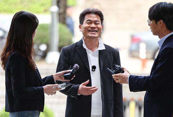 '李대통령 등 명예훼손' 전한길 구속영장 기각…"증거인멸·도망 염려 없어"