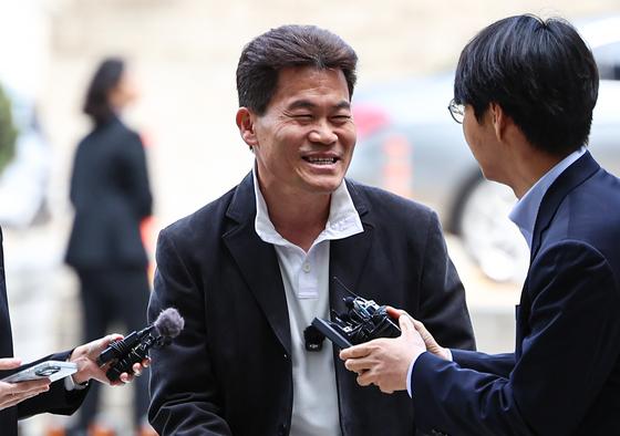 '李대통령 명예훼손' 전한길 영장심사 종료…수갑 착용 실랑이(종합)