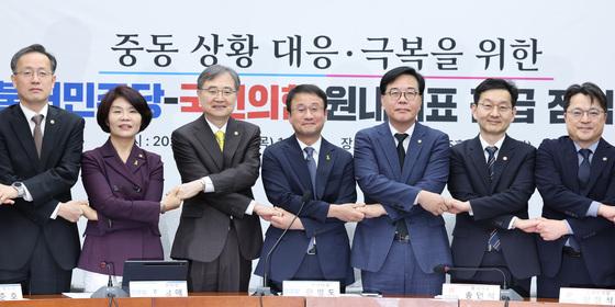 한병도 "중동발 위기 野와 공동대응" 송언석 "국가·국익 위해 협조"