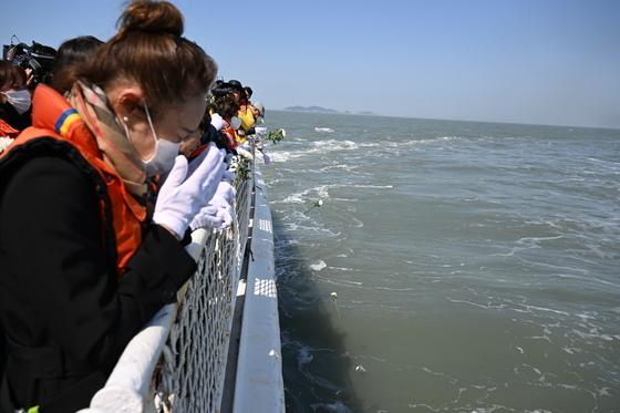 "기억할게요" 12년 전 약속 잊지 않은 국민들…세월호 추모 물결(종합)