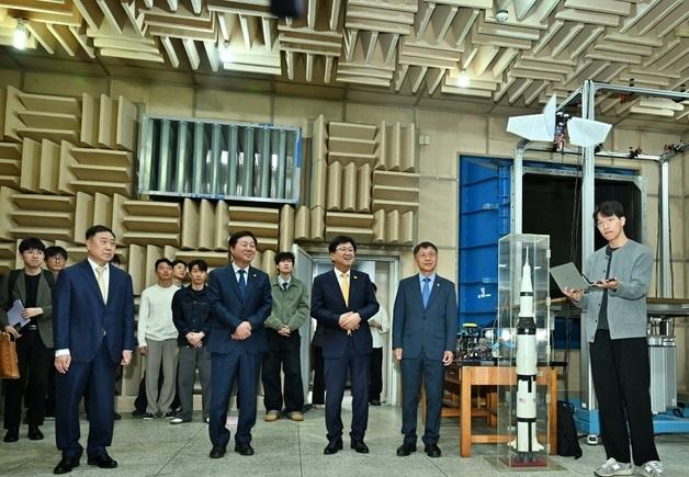 교육부장관, 충남대 연구현장서 김정겸 총장·청년연구자와 소통