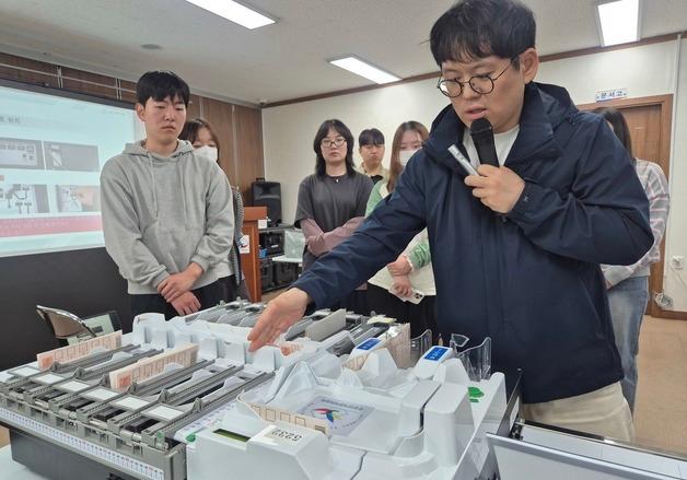 지방선거 "與 당선돼야" 45%·野는 28%…2030·TK선 野 우세