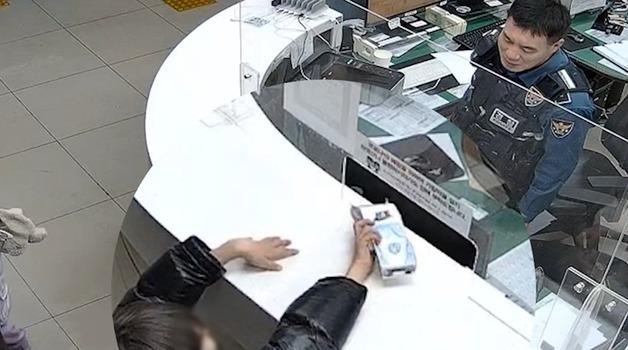 "제 꿈은 경찰"…사진 한 장 보답으로 받은 '종이 경찰차'